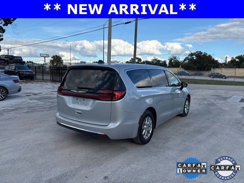 Used 2024 Chrysler Pacifica Touring-L image 4