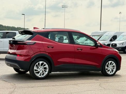 Used 2022 Chevrolet Bolt EUV LT w/ Comfort Package FWD image 30