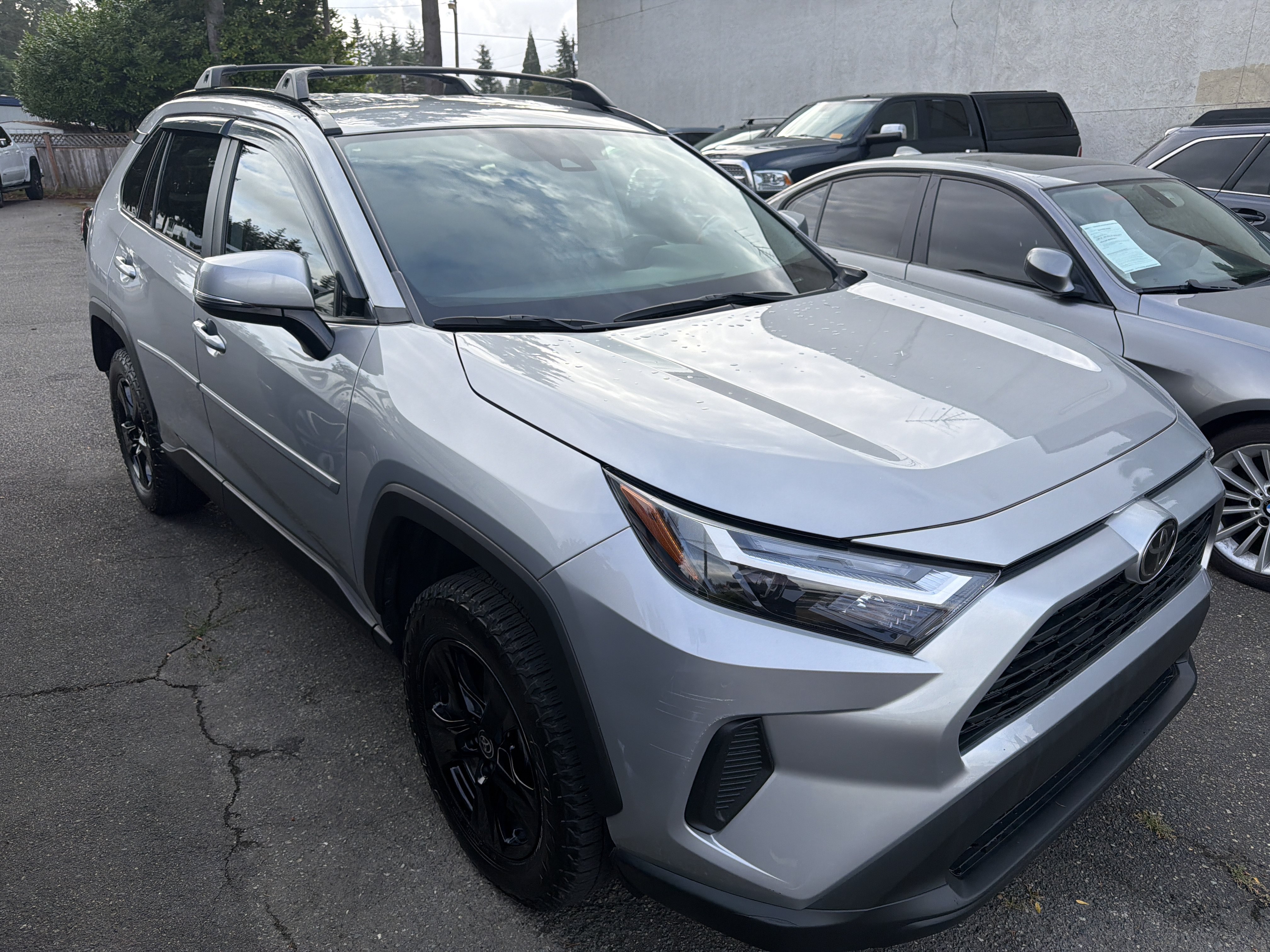 Used 2022 Toyota RAV4 XLE AWD/4WD image 1