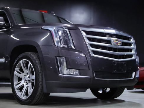 Used 2017 Cadillac Escalade Luxury image 2