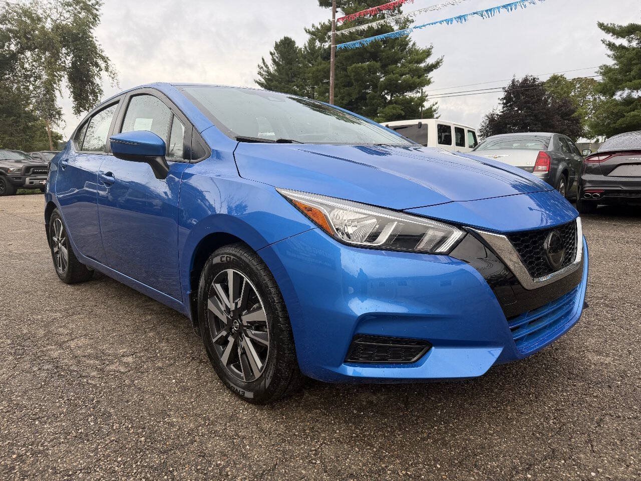 Used 2021 Nissan Versa SV FWD image 3
