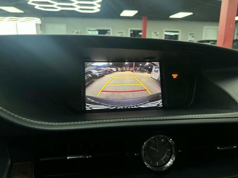 Used 2018 Lexus ES 350 w/ Luxury Package w/Wood Trim image 21