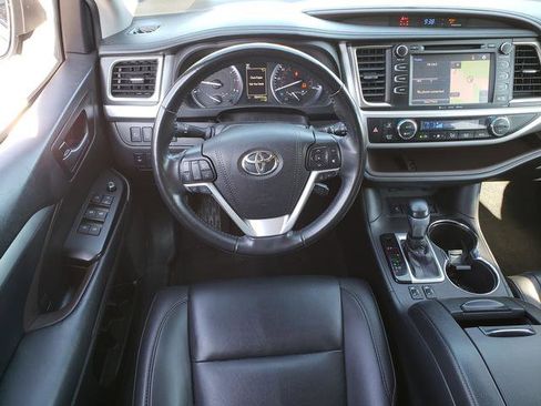 Used 2019 Toyota Highlander AWD V6 image 19