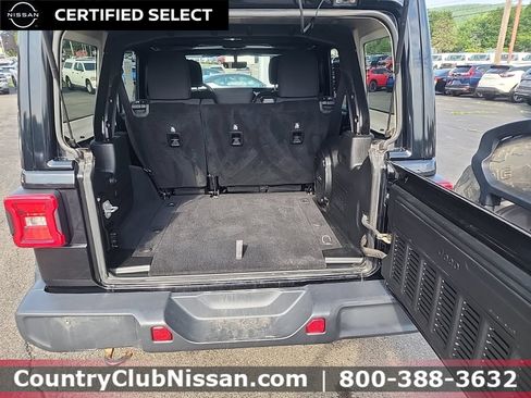 Used 2018 Jeep Wrangler Unlimited Sahara AWD/4WD image 26