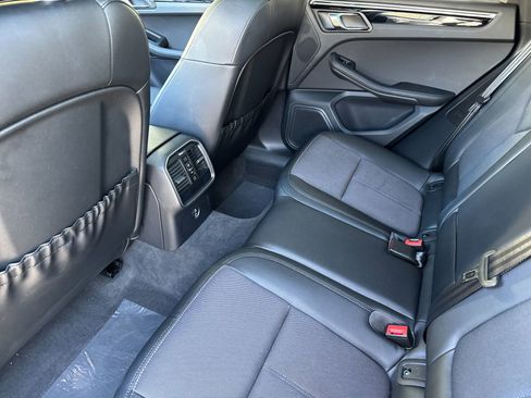 Certified 2025 Porsche Macan image 14
