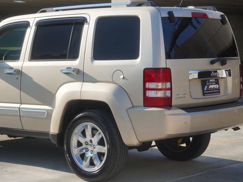 Used 2010 Jeep Liberty Limited w/ Tire & Wheel Group image 8