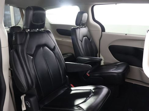 Used 2023 Chrysler Pacifica Touring-L FWD image 32