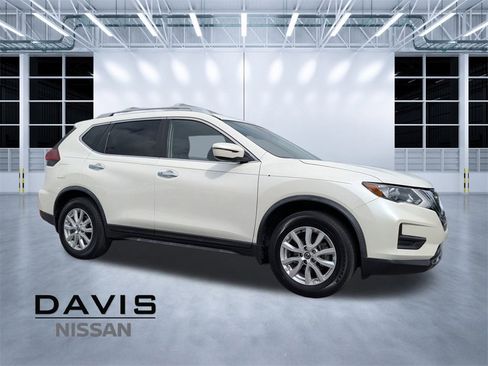 Used 2020 Nissan Rogue SV image 1