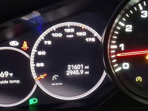 Used 2022 Porsche Cayenne Base image 25