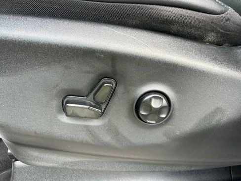 Used 2024 Chrysler Pacifica Limited FWD image 13