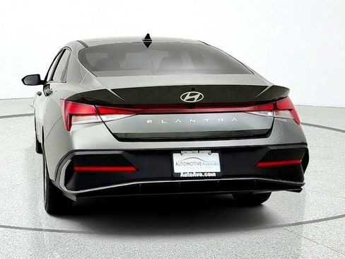 Used 2024 Hyundai Elantra SE FWD image 6