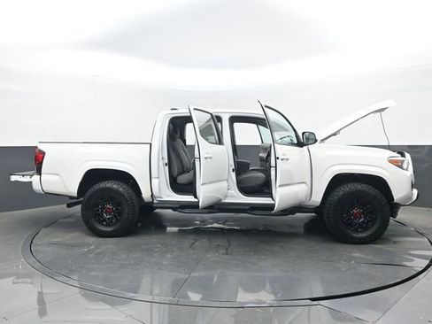 Used 2022 Toyota Tacoma SR w/ SR Convenience Package image 32