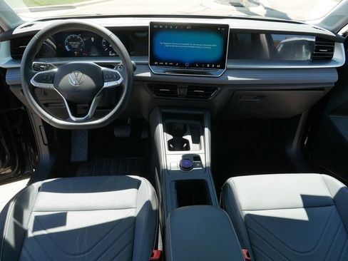 Certified 2025 Volkswagen Tiguan SE AWD/4WD image 22