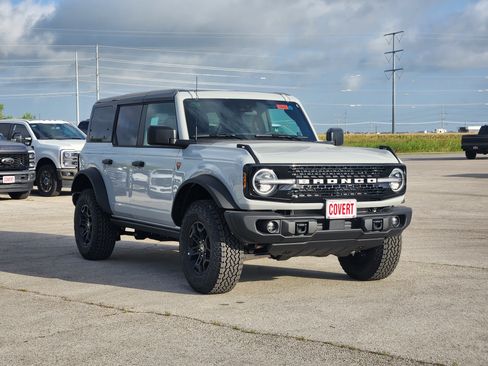 New 2026 Ford Bronco Badlands w/ Black Appearance Package AWD/4WD image 2
