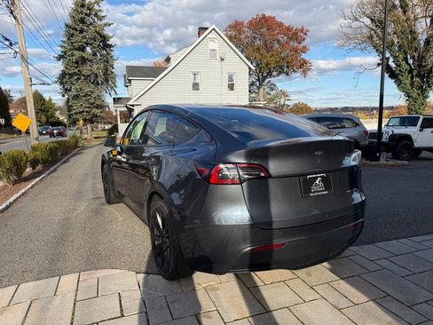 Used 2022 Tesla Model Y Long Range image 5