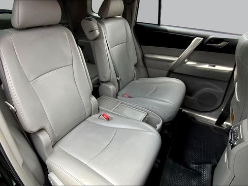 Used 2012 Toyota Highlander SE FWD image 17