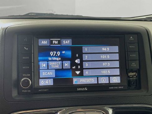 Used 2015 Chrysler Town & Country Touring image 12