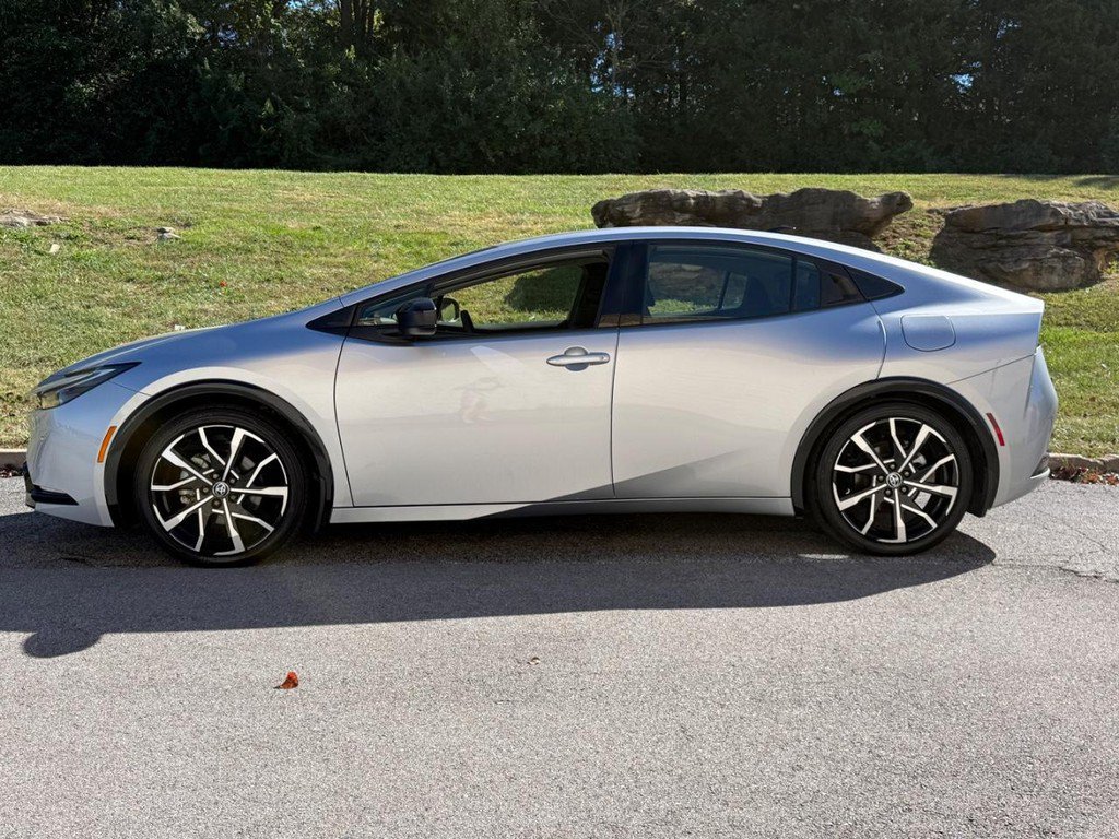 Used 2026 Toyota Prius Plug-In Hybrid FWD image 2