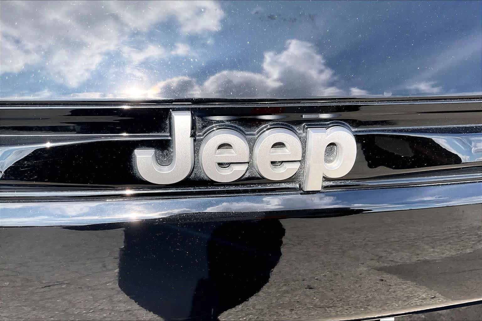 Used 2025 Jeep Grand Cherokee Summit w/ MOPAR Finishing Package AWD/4WD image 31