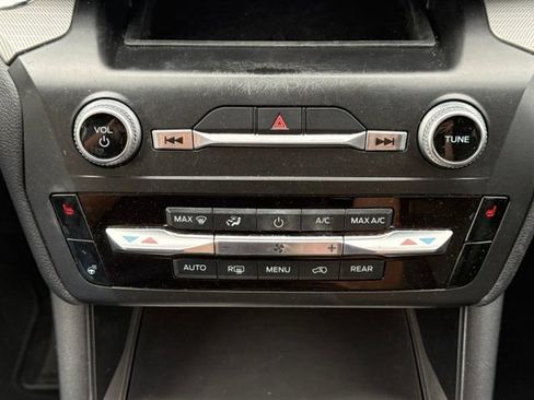 Used 2020 Ford Explorer XLT w/ Equipment Group 202A AWD/4WD image 30