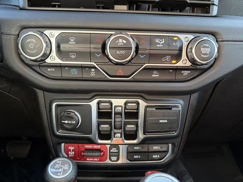 Used 2024 Jeep Wrangler Unlimited Rubicon 4xe image 27