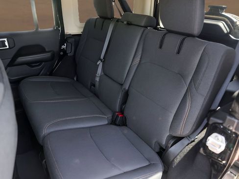 Used 2025 Jeep Wrangler Unlimited Sahara image 23