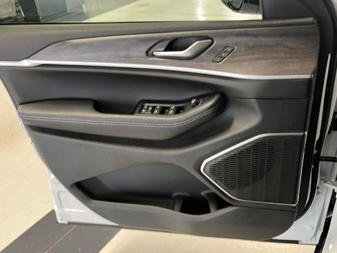 New 2025 Jeep Grand Cherokee L Limited image 11