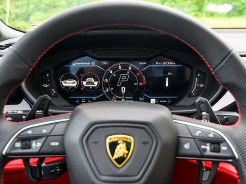 Used 2025 Lamborghini Urus SE AWD/4WD image 23