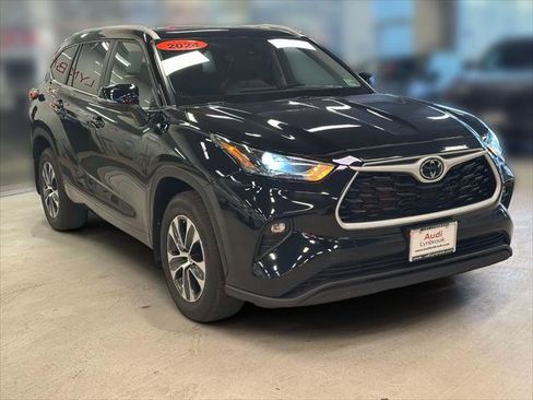 Used 2024 Toyota Highlander XLE image 3
