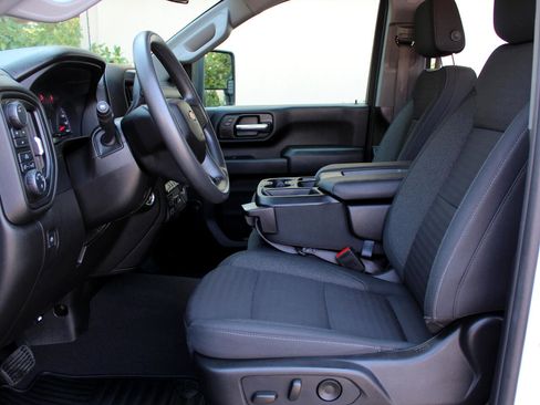 Used 2024 Chevrolet Silverado 2500 Custom w/ Custom Convenience Package image 17