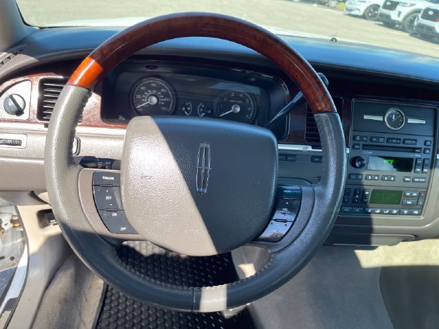 Used 2007 Lincoln Town Car Signature Limited RWD image 19