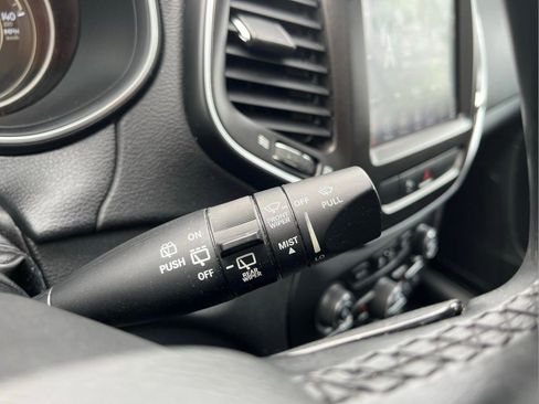 Used 2019 Jeep Cherokee Trailhawk AWD/4WD image 17