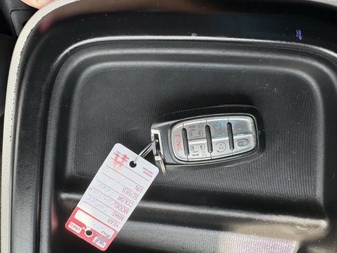 Used 2017 Chrysler Pacifica Touring-L image 38