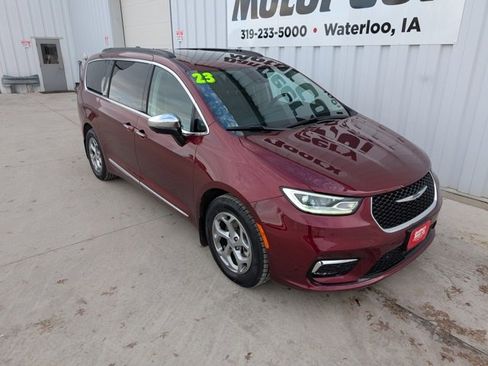Used 2023 Chrysler Pacifica Limited image 7