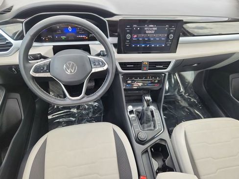 Used 2025 Volkswagen Taos SE AWD/4WD image 9
