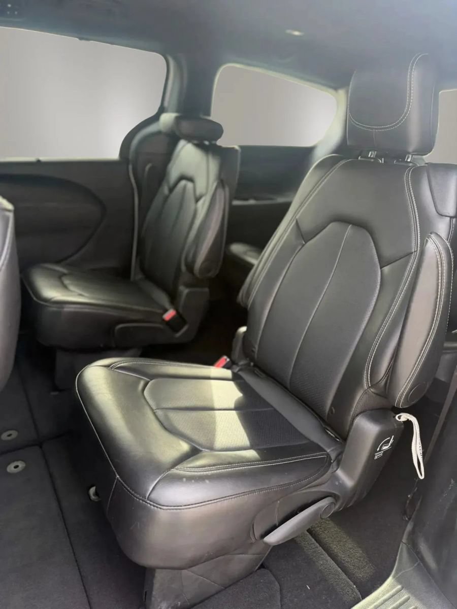Used 2025 Chrysler Pacifica Select FWD image 18
