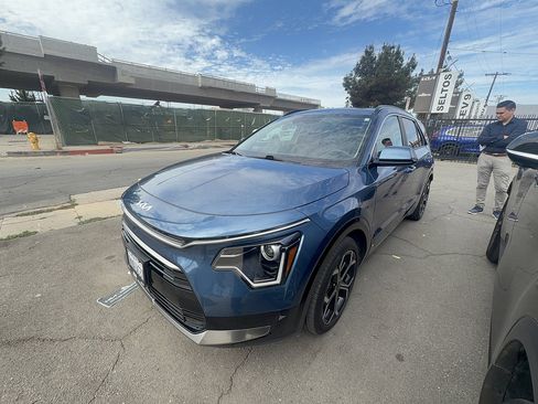 Used 2024 Kia Niro EX Touring FWD image 2