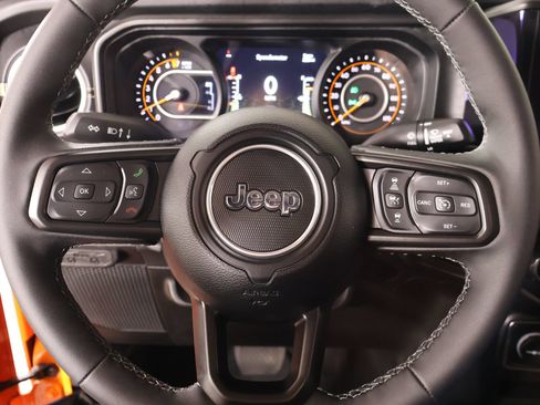 Used 2025 Jeep Gladiator Sport AWD/4WD image 3