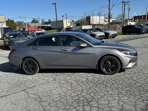 Used 2023 Hyundai Elantra SEL w/ Winter Weather Package image 9