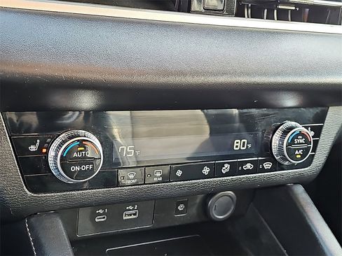 Used 2024 Mitsubishi Outlander SE image 17