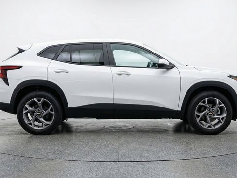 Used 2025 Chevrolet Trax LT FWD image 11