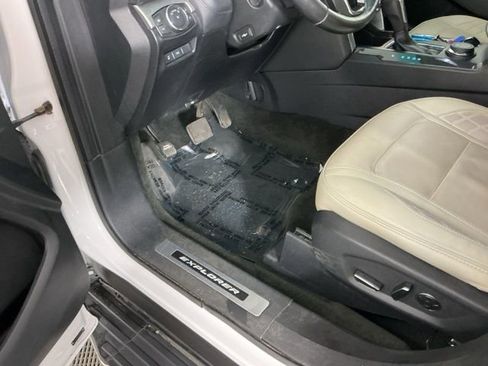 Used 2016 Ford Explorer Platinum image 17