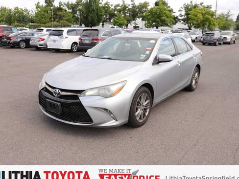 Used 2015 Toyota Camry SE FWD image 1