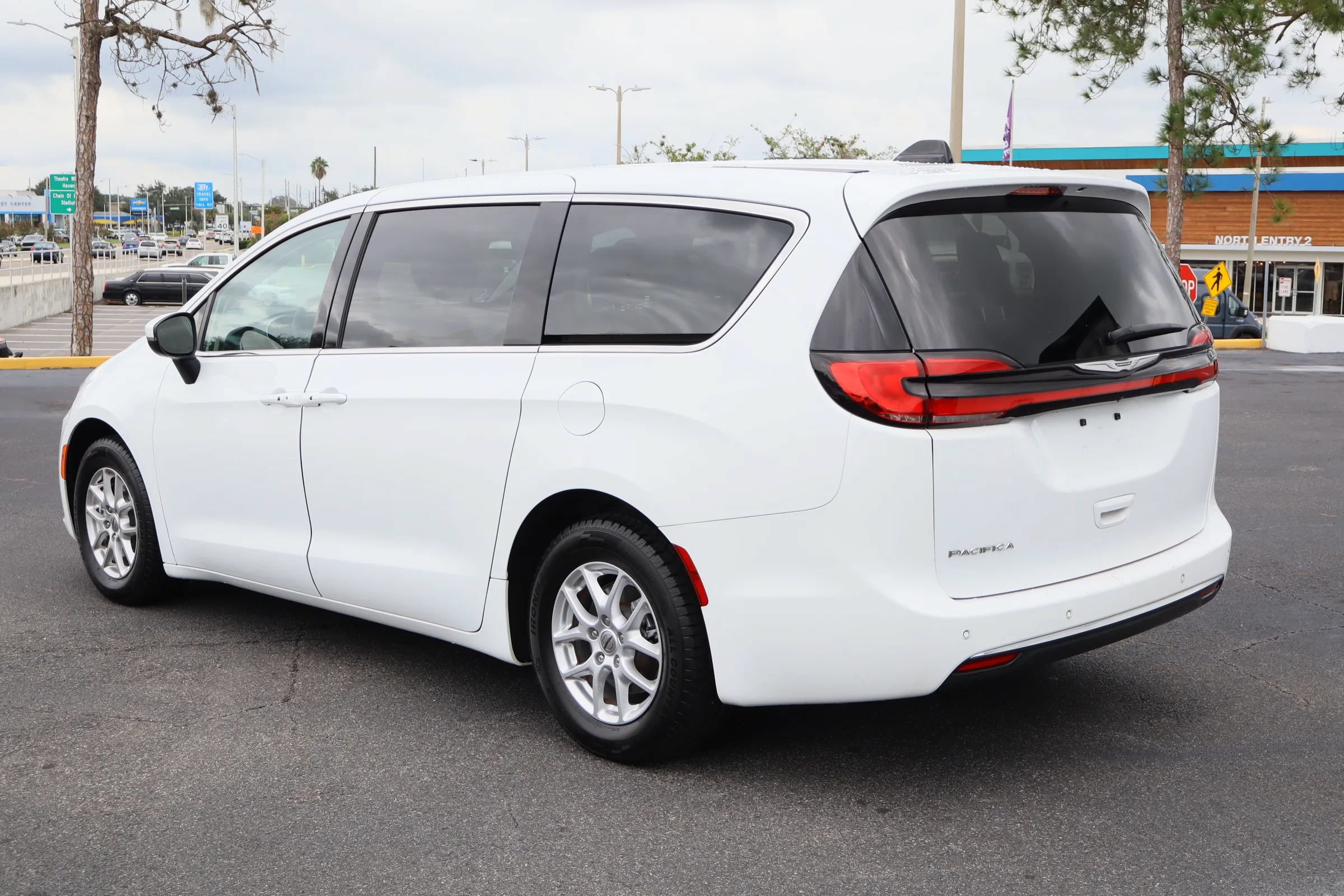 Used 2023 Chrysler Pacifica Touring-L FWD image 5