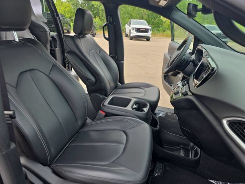 Used 2025 Chrysler Pacifica Select FWD image 10
