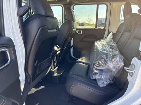 New 2026 Jeep Wrangler Unlimited Sahara AWD/4WD image 9