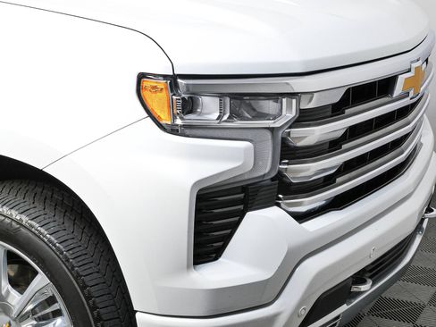 Used 2023 Chevrolet Silverado 1500 High Country w/ High Country Premium Package AWD/4WD image 34