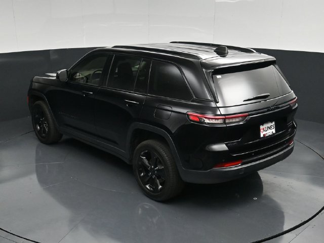 Used 2023 Jeep Grand Cherokee Limited w/ Black Appearance Package AWD/4WD image 54