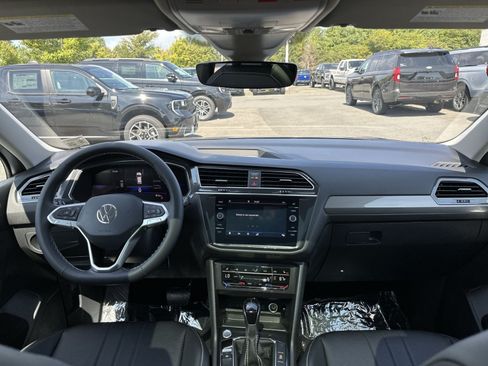 Used 2023 Volkswagen Tiguan SE w/ Panoramic Sunroof Package FWD image 24