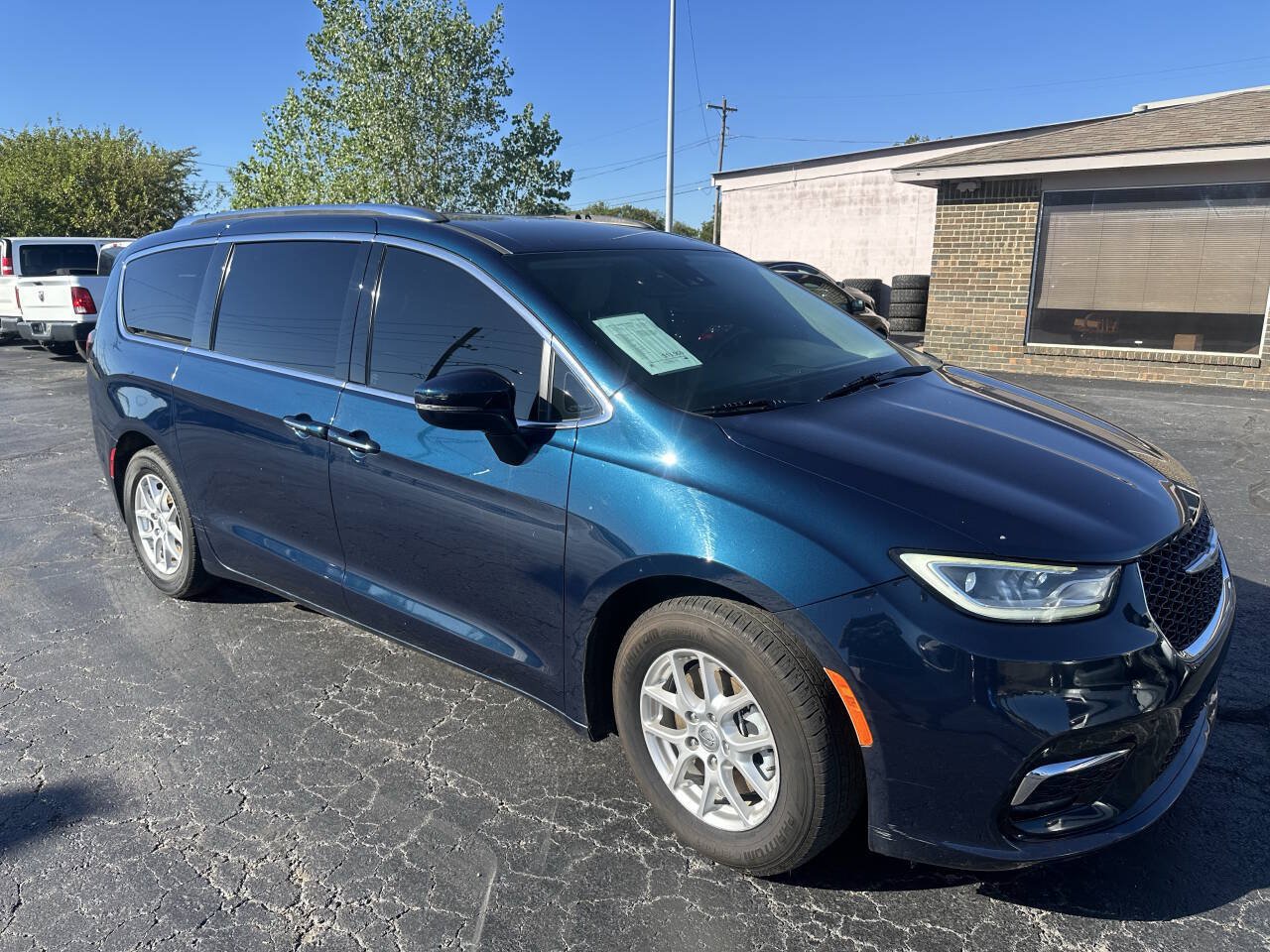 Used 2021 Chrysler Pacifica Touring-L FWD image 5